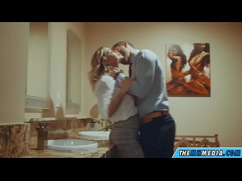 ❤️ Quando uma loira peituda o seduz numa casa de banho pública Porno fodido em pt.com-full-porner.ru
